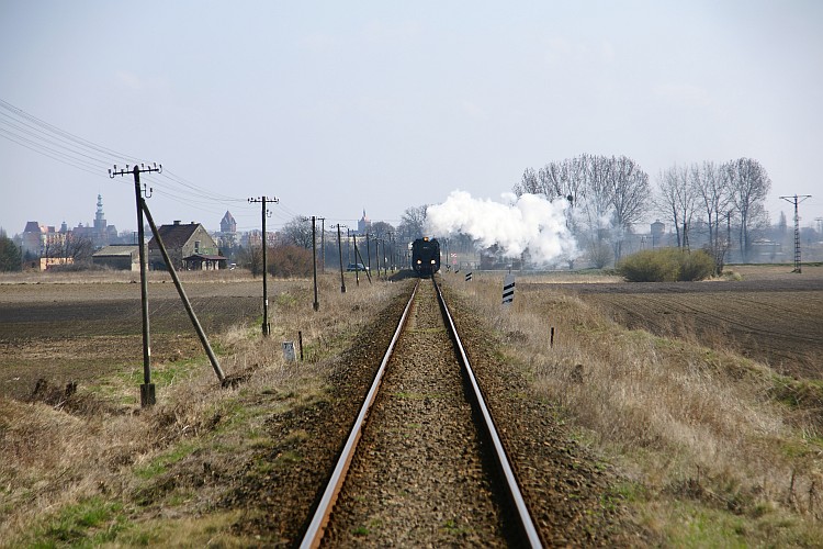 Pociąg Ko-Piernik po odjeździe w Chełmży zmierza w kierunku Bydgoszczy
