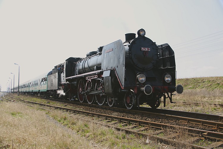 Wjazd pociągu Ko-Piernik na stację w Ostaszewie Toruńskim
