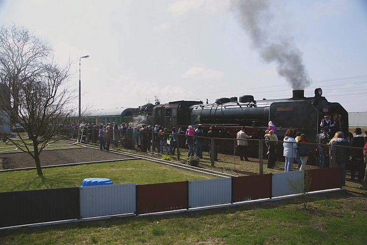 Postój pociągu Ko-Piernik z Pm36-2 w Ostaszewie